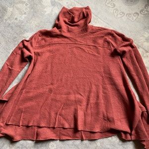 Free People turtleneck, very soft, flared in the body, flowy and beautiful!